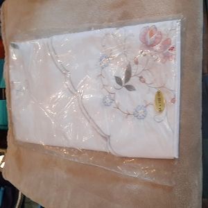 Vintage Oval 64 x 102 Embroidered Tablecloth
